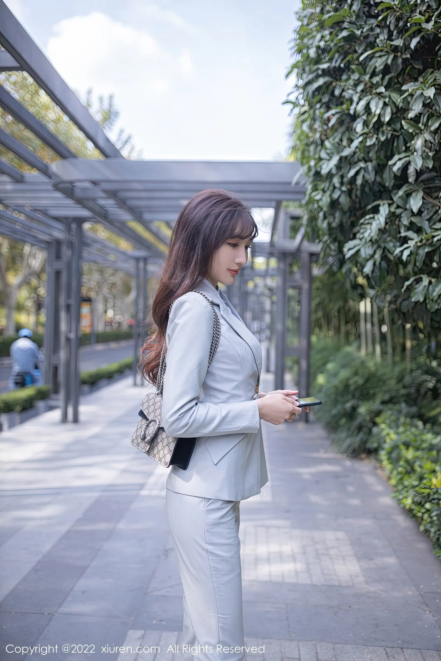 图片[2]-[XiuRen秀人网] VOL.5840 模特陆萱萱北京旅拍催眠主题脱灰色制服露红色蕾丝内衣诱惑写真80P-秀人网官方网站